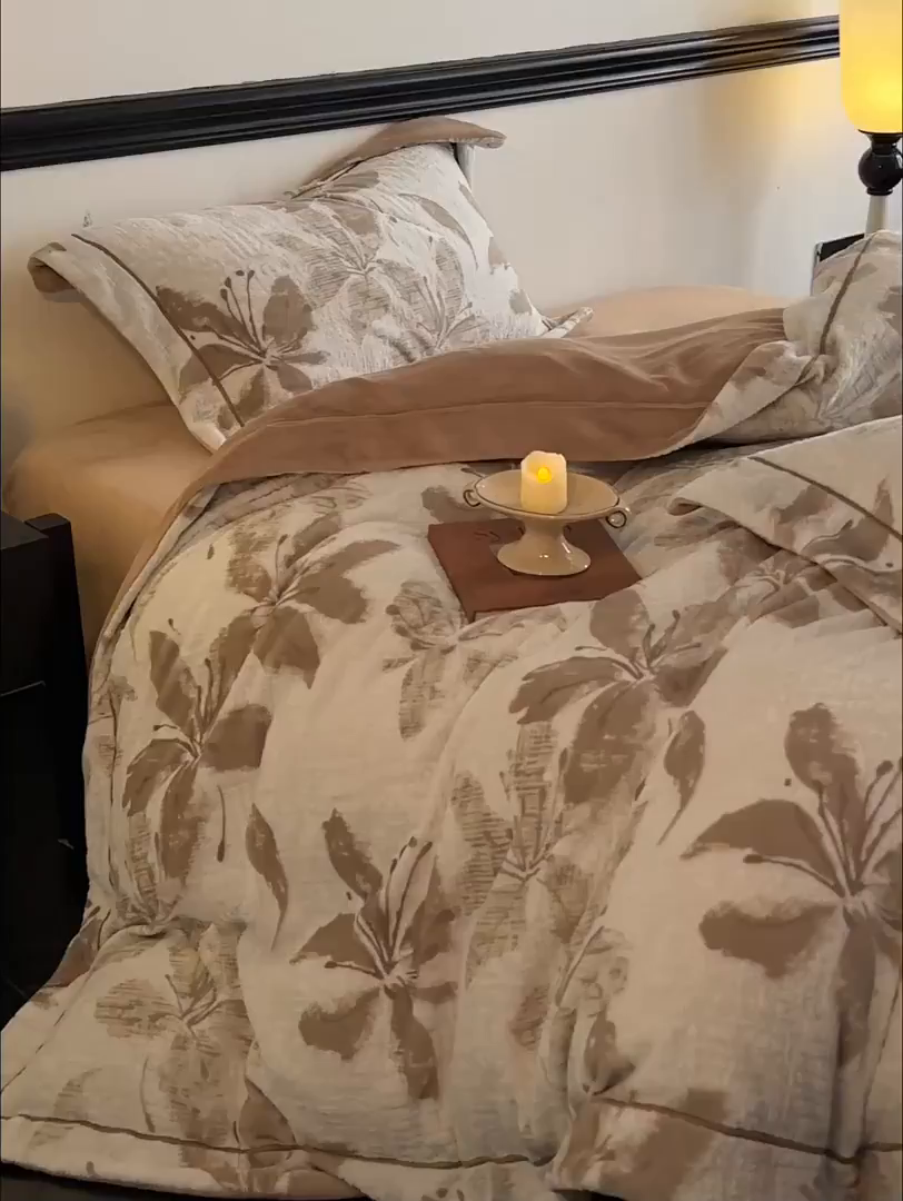 91家纺网 家纺一手货源 找家纺 盛秋家纺 2025新款佩拉着色烂花牛奶绒四件套【简约风格】 素影-浅咖