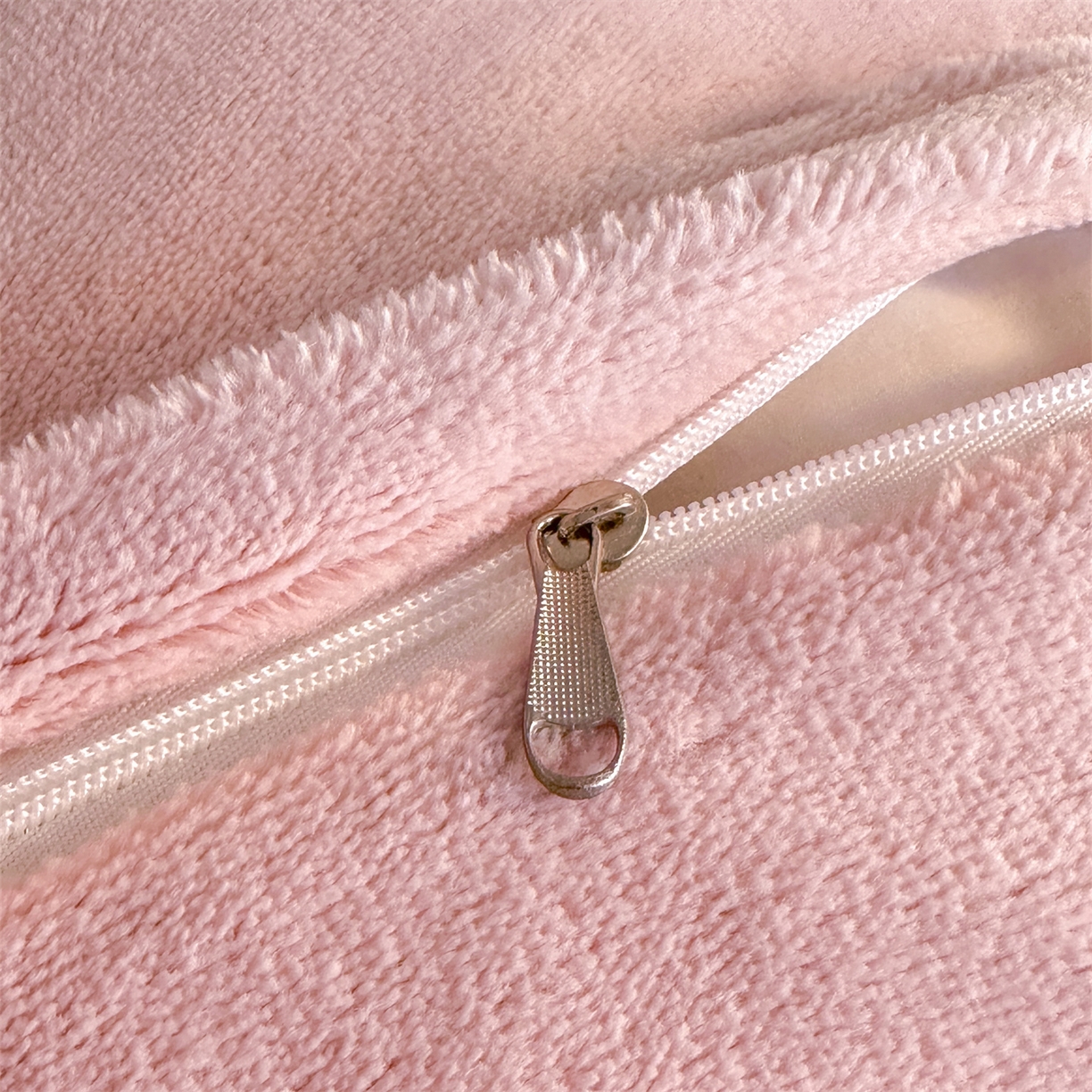 91家纺网 家纺一手货源 找家纺 盛秋家纺 2025新款佩拉着色烂花牛奶绒四件套【简约风格】 山茶花语-粉