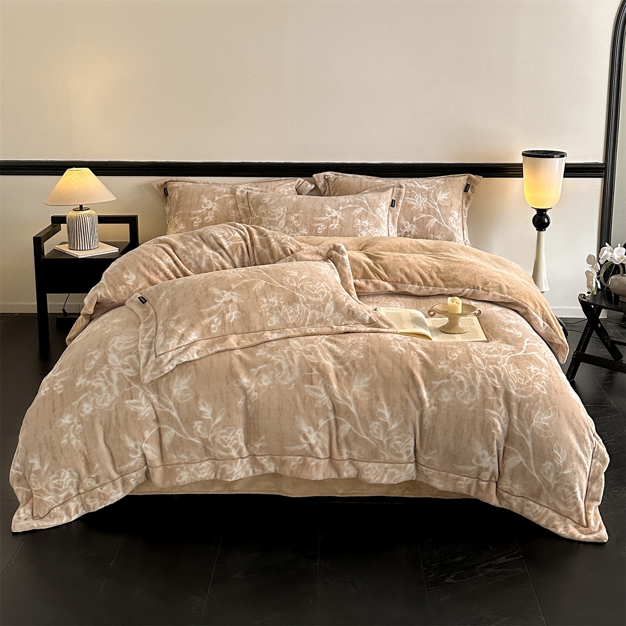 91家纺网 家纺一手货源 找家纺 盛秋家纺 2025新款佩拉着色烂花牛奶绒四件套【简约风格】 花溪听雨-咖