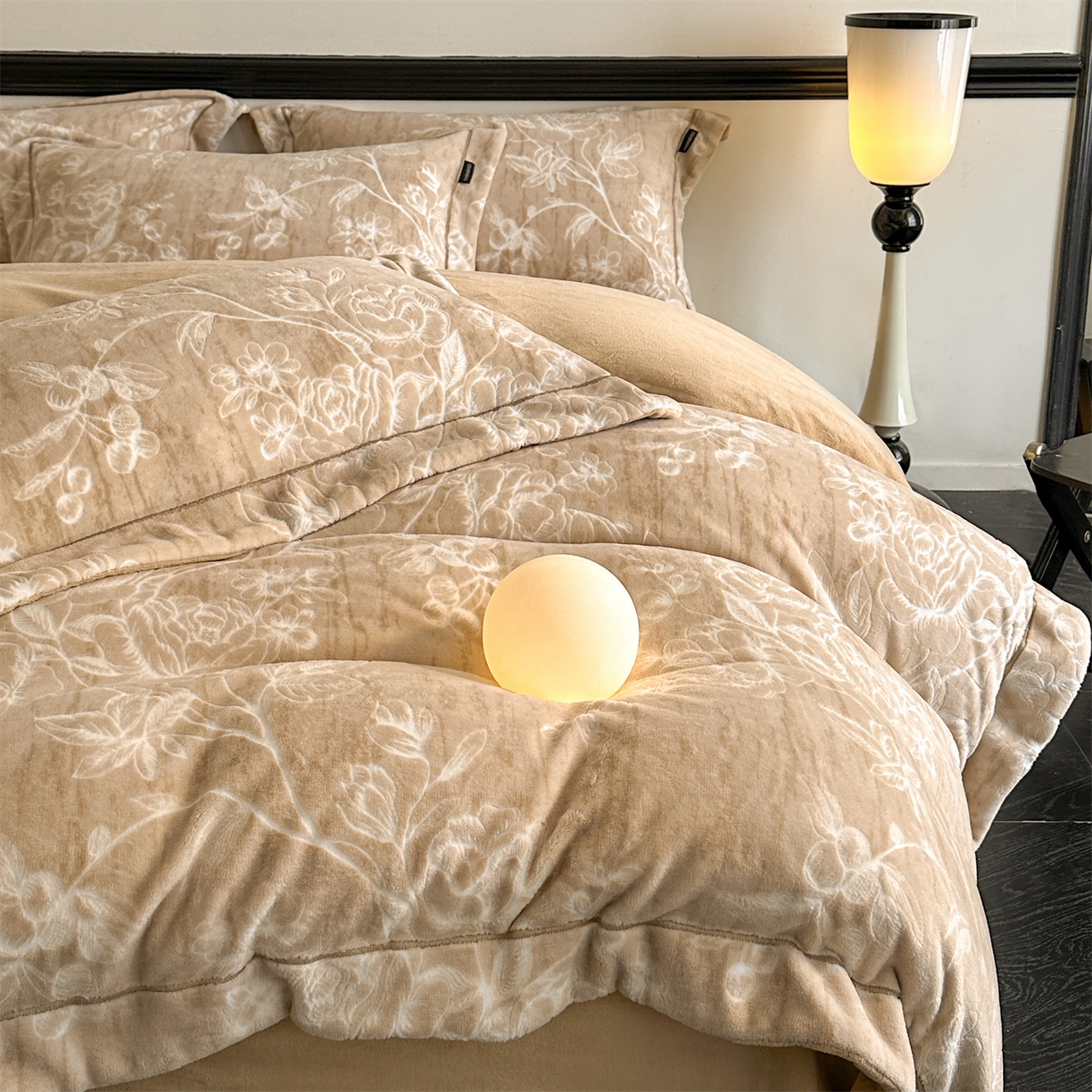 91家纺网 家纺一手货源 找家纺 盛秋家纺 2025新款佩拉着色烂花牛奶绒四件套【简约风格】 花溪听雨-咖