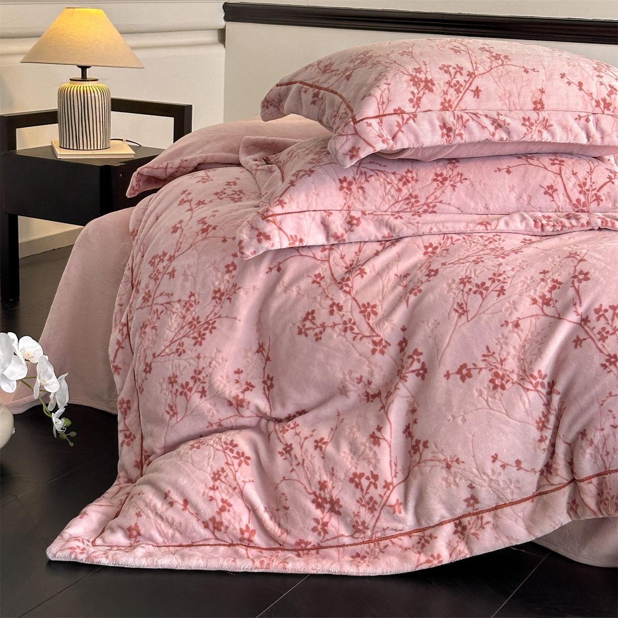 91家纺网 家纺一手货源 找家纺 盛秋家纺 2025新款佩拉着色烂花牛奶绒四件套【简约风格】 山茶花语-粉