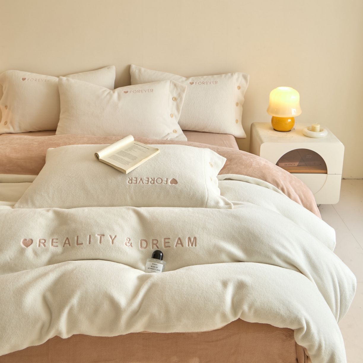 91家纺网 家纺一手货源 找家纺 吾诺家居 2025新款刺绣款羊驼绒云朵系列四件套 奶白-米金