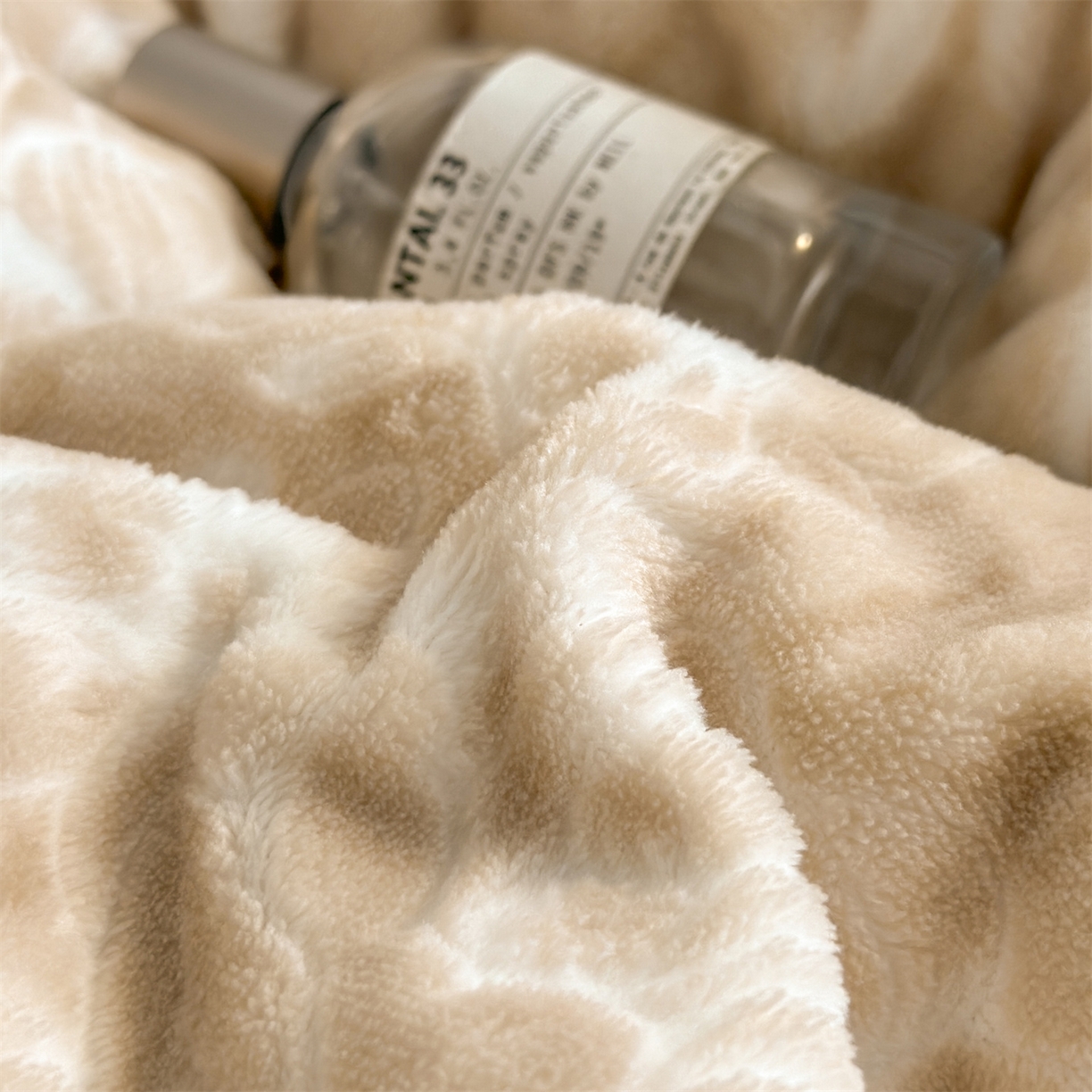 91家纺网 家纺一手货源 找家纺 盛秋家纺 2025新款佩拉着色烂花牛奶绒四件套【简约风格】 花溪听雨-咖