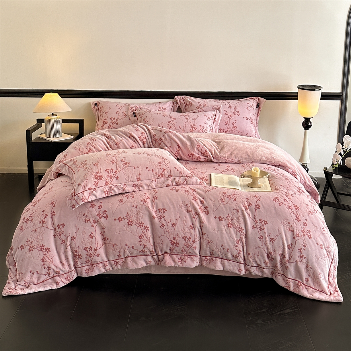 91家纺网 家纺一手货源 找家纺 盛秋家纺 2025新款佩拉着色烂花牛奶绒四件套【简约风格】 山茶花语-粉