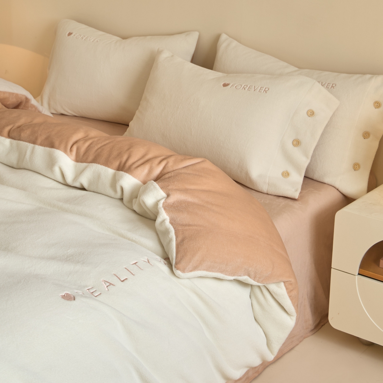 91家纺网 家纺一手货源 找家纺 吾诺家居 2025新款刺绣款羊驼绒云朵系列四件套 奶白-米金