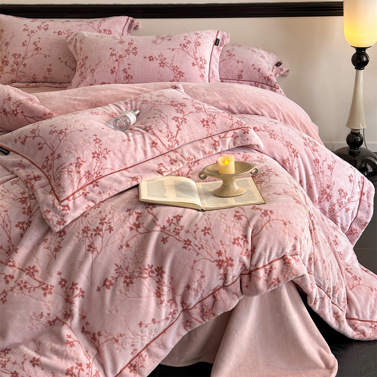 91家纺网 家纺一手货源 找家纺 盛秋家纺 2025新款佩拉着色烂花牛奶绒四件套【简约风格】 山茶花语-粉