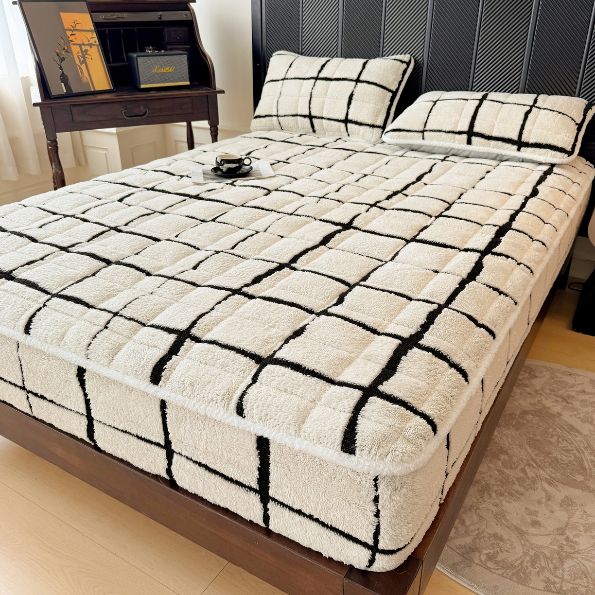 91家纺网 家纺一手货源 找家纺 LIFE.丽芙 2025秋冬新款色纱提花舒棉绒加厚夹棉单床笠款床垫子保护套保暖床罩子三件套 格调-黑白