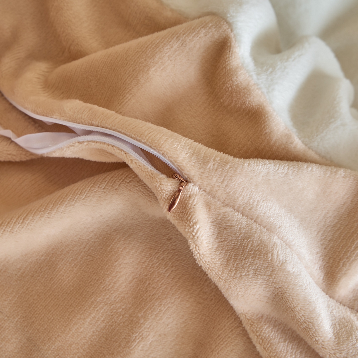 91家纺网 家纺一手货源 找家纺 吾诺家居 2025新款刺绣款羊驼绒云朵系列四件套 奶白-米金