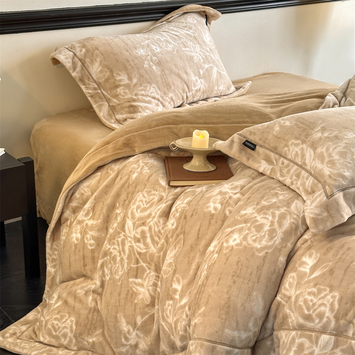 91家纺网 家纺一手货源 找家纺 盛秋家纺 2025新款佩拉着色烂花牛奶绒四件套【简约风格】 花溪听雨-咖