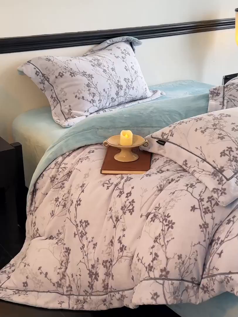 91家纺网 家纺一手货源 找家纺 盛秋家纺 2025新款佩拉着色烂花牛奶绒四件套【简约风格】 山茶花语-蓝