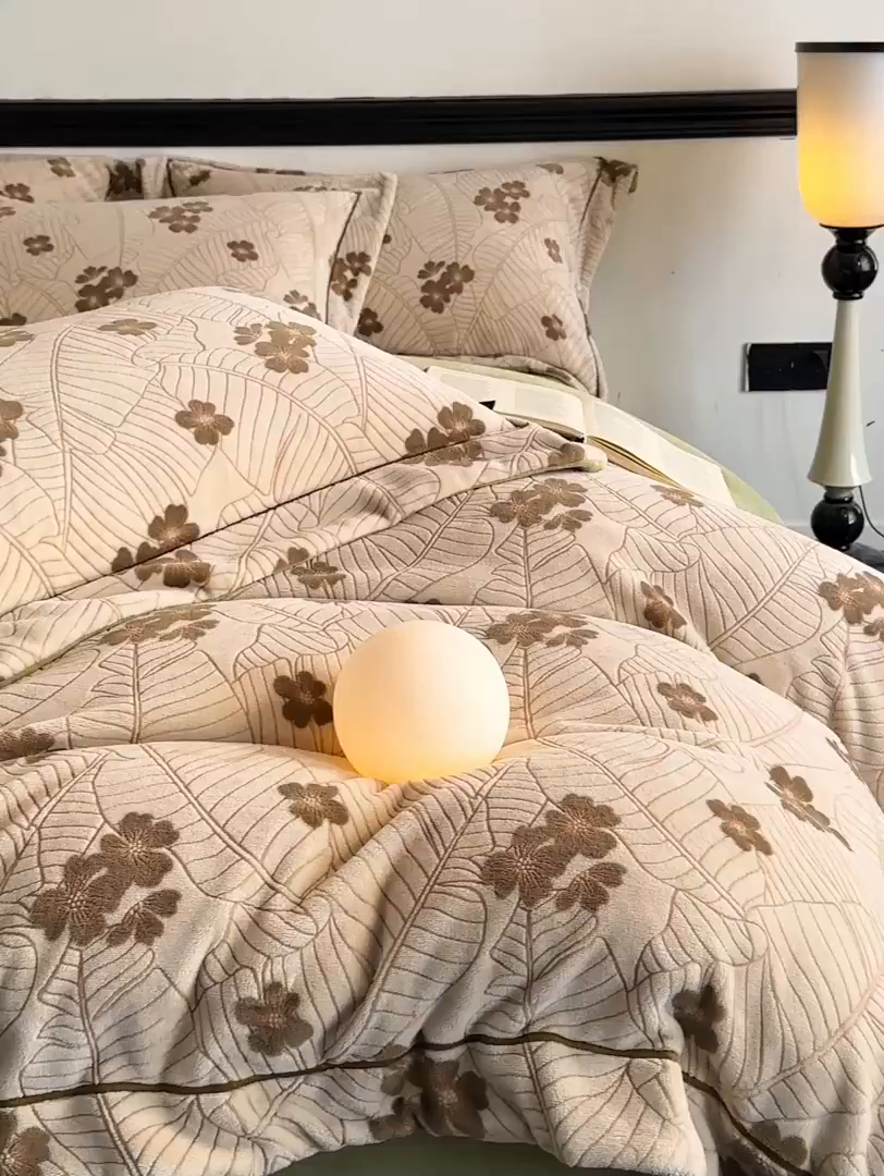 91家纺网 家纺一手货源 找家纺 盛秋家纺 2025新款佩拉着色烂花牛奶绒四件套【简约风格】 清新叶语-浅咖