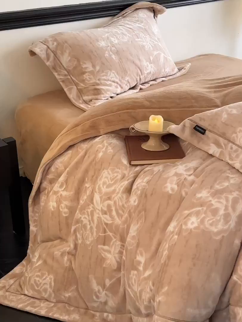 91家纺网 家纺一手货源 找家纺 盛秋家纺 2025新款佩拉着色烂花牛奶绒四件套【简约风格】 花溪听雨-咖