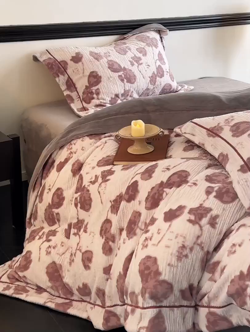 91家纺网 家纺一手货源 找家纺 盛秋家纺 2025新款佩拉着色烂花牛奶绒四件套【简约风格】 馥色芬芳-粉