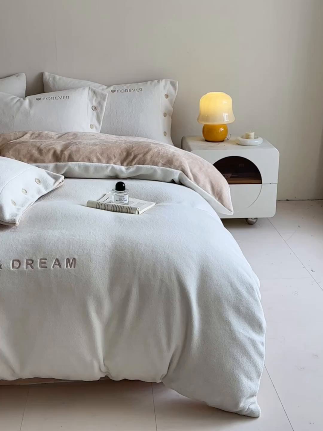 91家纺网 家纺一手货源 找家纺 吾诺家居 2025新款刺绣款羊驼绒云朵系列四件套 奶白-米金