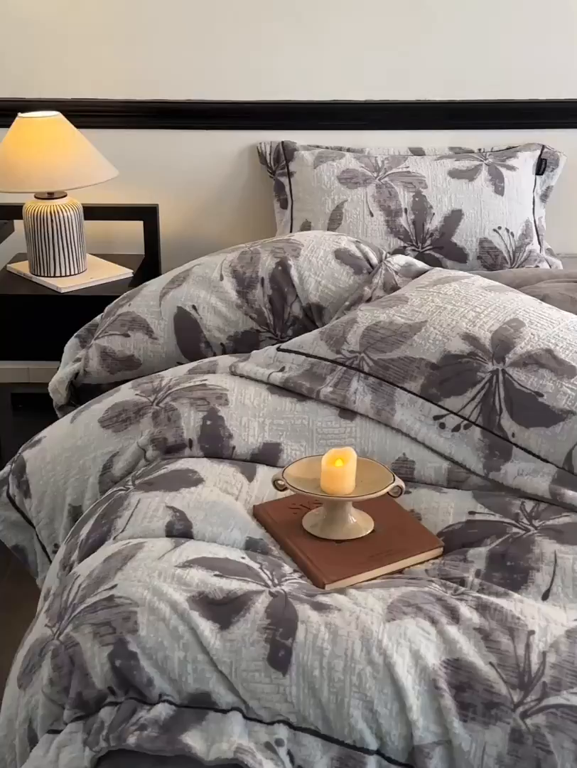 91家纺网 家纺一手货源 找家纺 盛秋家纺 2025新款佩拉着色烂花牛奶绒四件套【简约风格】 素影-灰