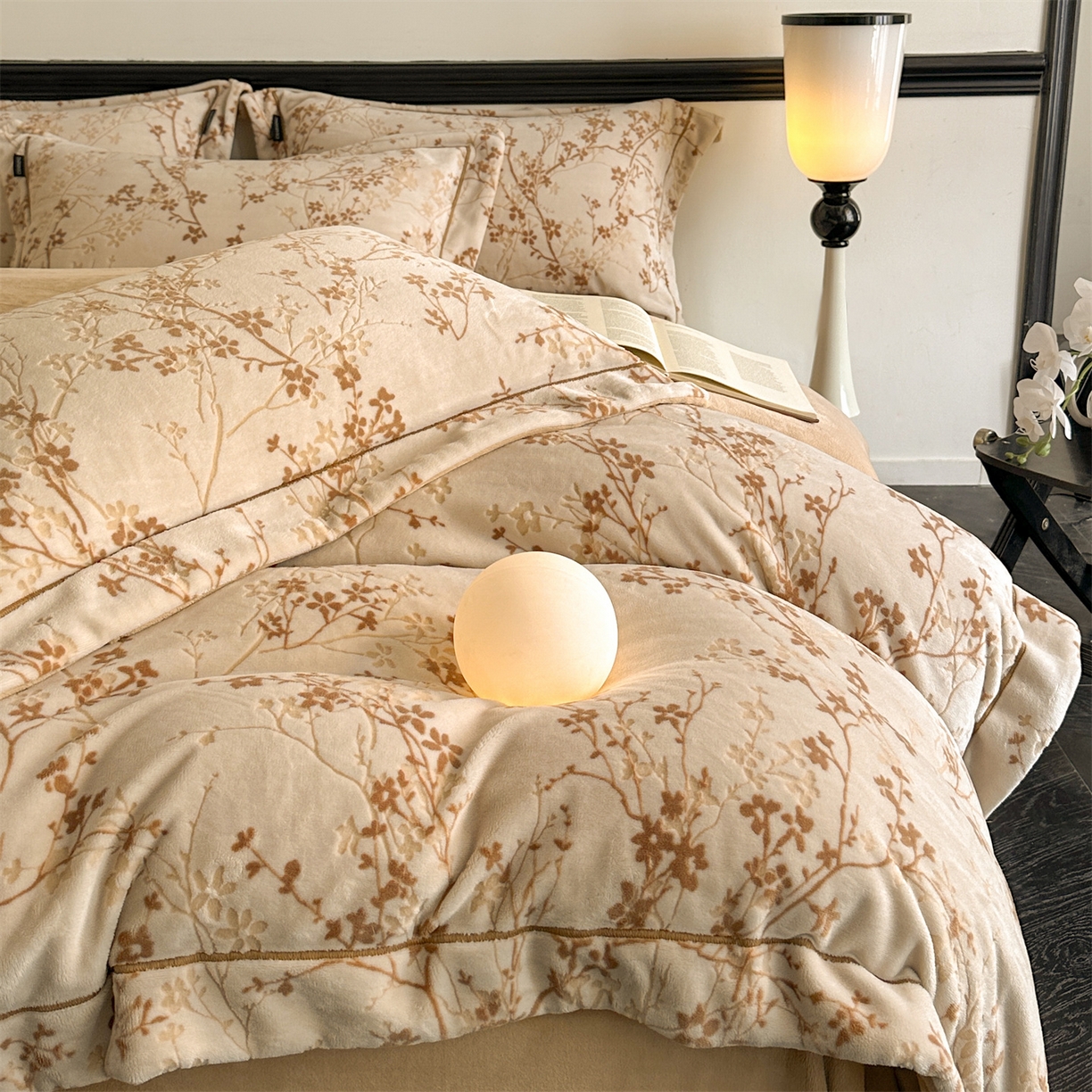 91家纺网 家纺一手货源 找家纺 盛秋家纺 2025新款佩拉着色烂花牛奶绒四件套【简约风格】 山茶花语-咖