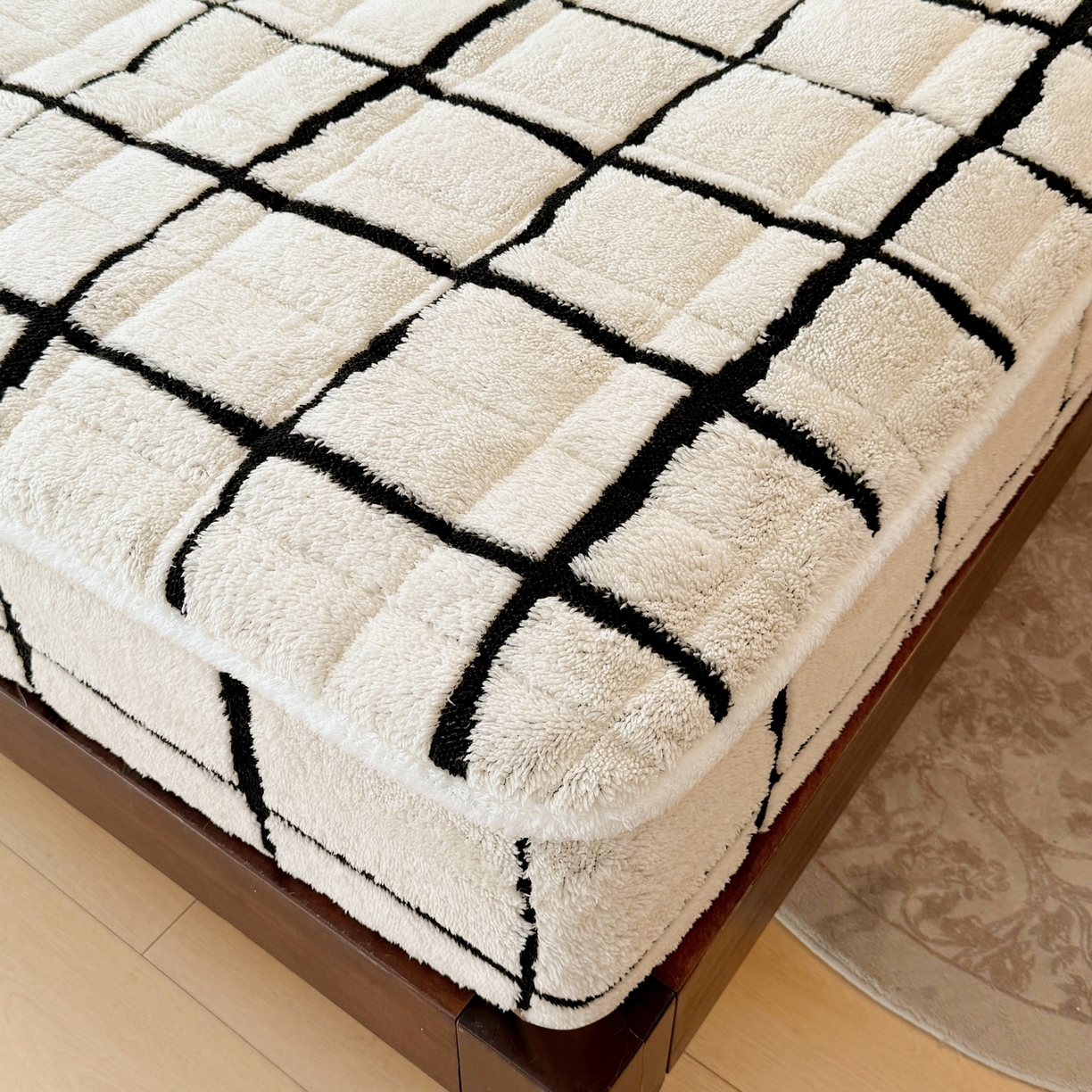 91家纺网 家纺一手货源 找家纺 LIFE.丽芙 2025秋冬新款色纱提花舒棉绒加厚夹棉单床笠款床垫子保护套保暖床罩子三件套 格调-黑白