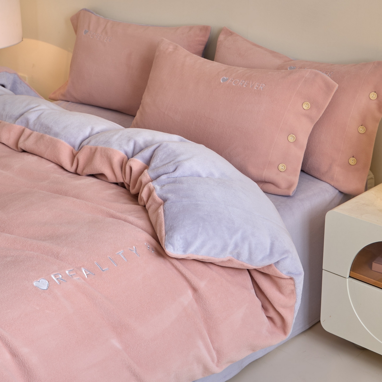 91家纺网 家纺一手货源 找家纺 吾诺家居 2025新款刺绣款羊驼绒云朵系列四件套 浅豆沙-浅紫