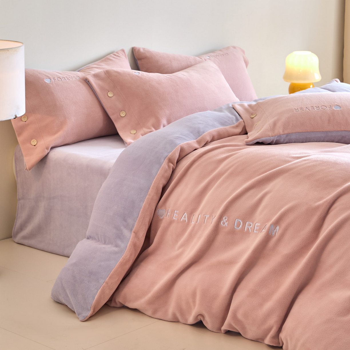 91家纺网 家纺一手货源 找家纺 吾诺家居 2025新款刺绣款羊驼绒云朵系列四件套 浅豆沙-浅紫