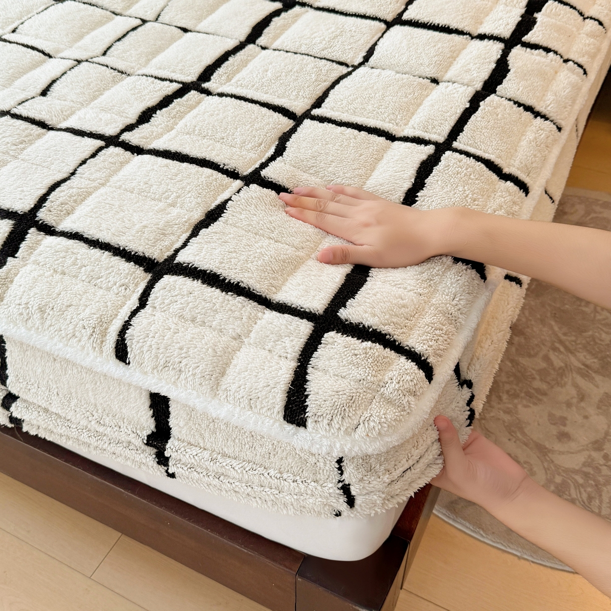 91家纺网 家纺一手货源 找家纺 LIFE.丽芙 2025秋冬新款色纱提花舒棉绒加厚夹棉单床笠款床垫子保护套保暖床罩子三件套 格调-黑白