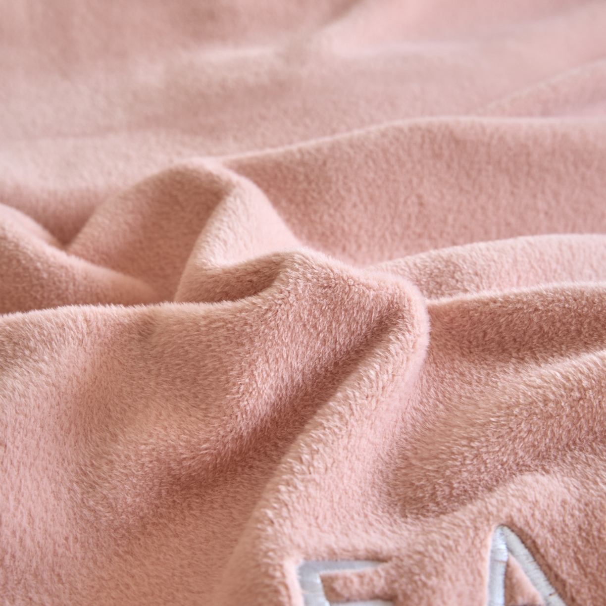 91家纺网 家纺一手货源 找家纺 吾诺家居 2025新款刺绣款羊驼绒云朵系列四件套 浅豆沙-浅紫