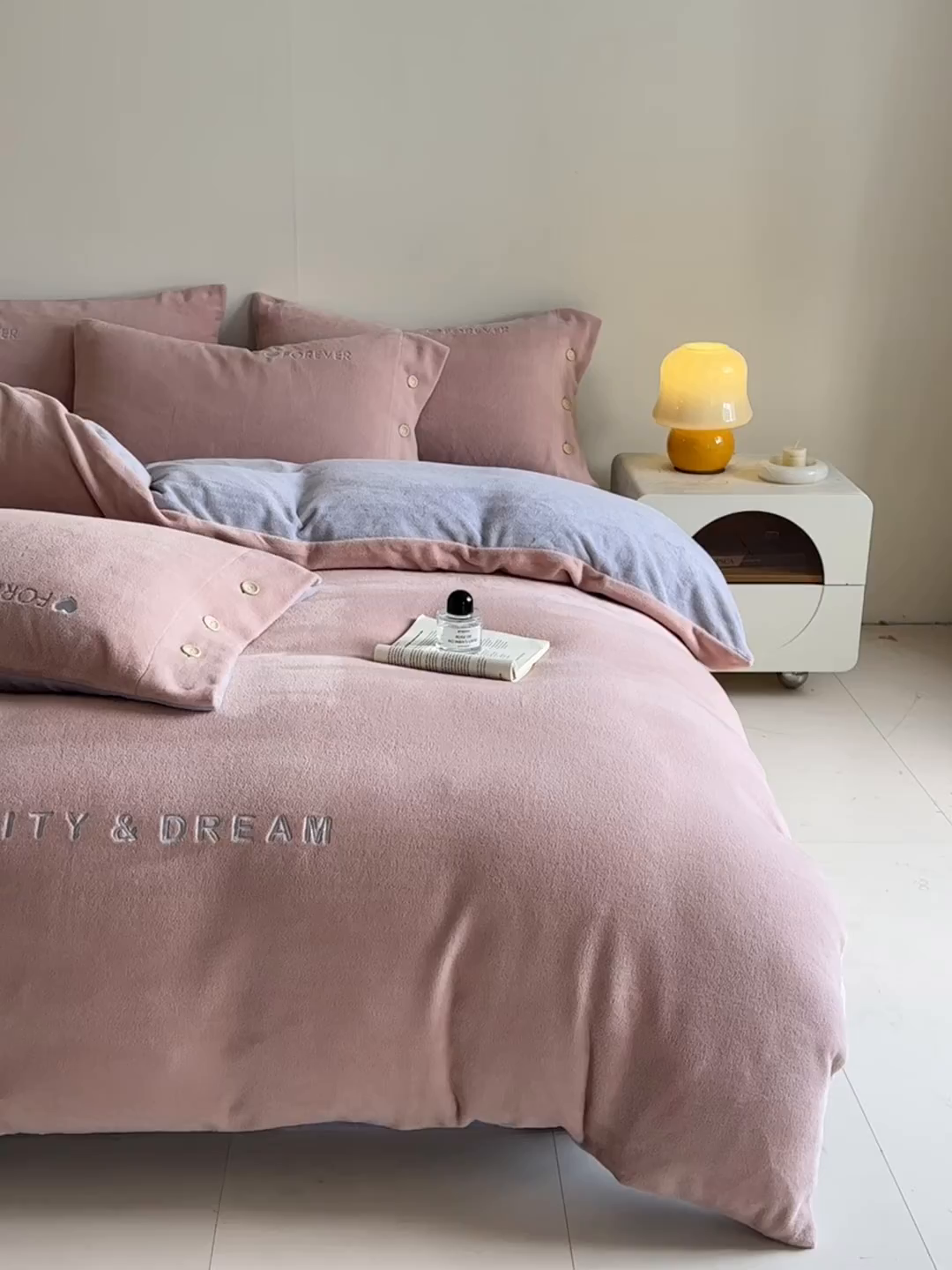 91家纺网 家纺一手货源 找家纺 吾诺家居 2025新款刺绣款羊驼绒云朵系列四件套 浅豆沙-浅紫