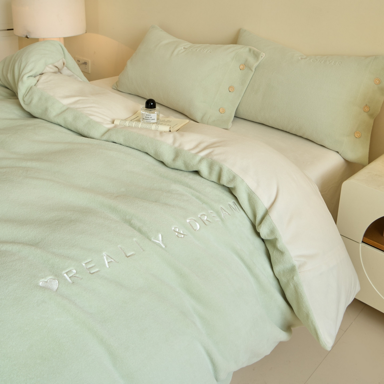 91家纺网 家纺一手货源 找家纺 吾诺家居 2025新款刺绣款羊驼绒云朵系列四件套 浅绿-奶昔白