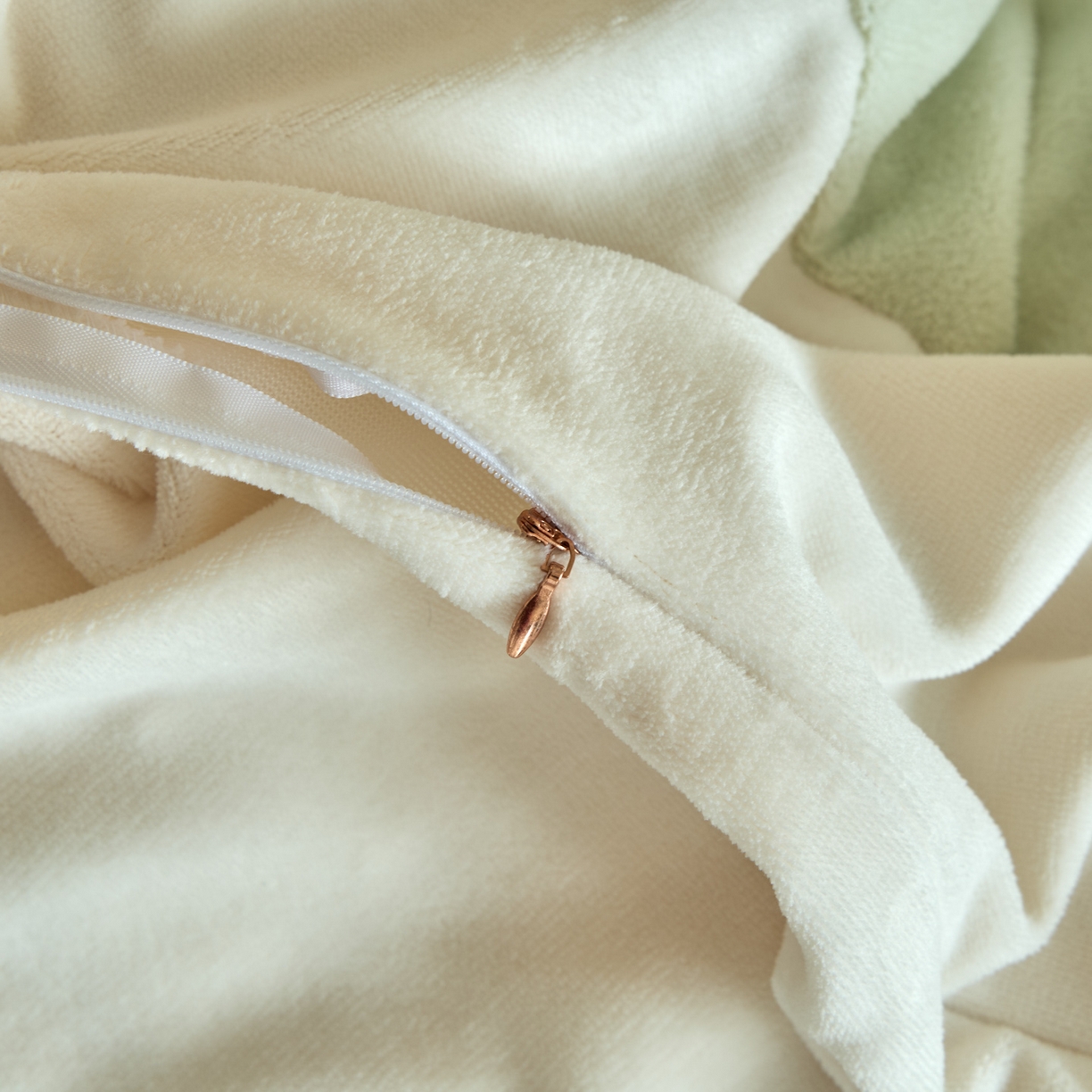 91家纺网 家纺一手货源 找家纺 吾诺家居 2025新款刺绣款羊驼绒云朵系列四件套 浅绿-奶昔白