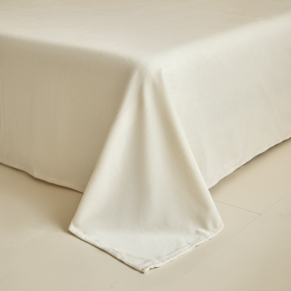 91家纺网 家纺一手货源 找家纺 吾诺家居 2025新款刺绣款羊驼绒云朵系列四件套 浅绿-奶昔白