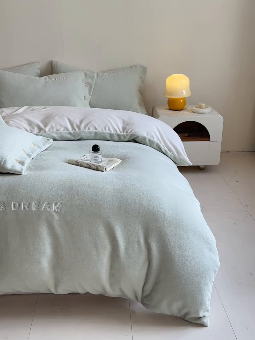 91家纺网 家纺一手货源 找家纺 吾诺家居 2025新款刺绣款羊驼绒云朵系列四件套 浅绿-奶昔白