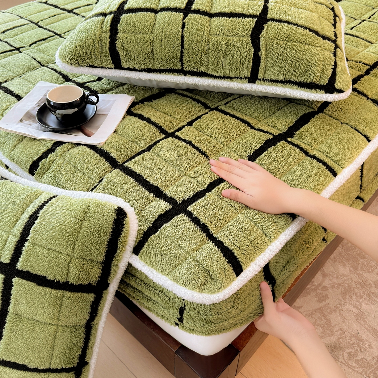 91家纺网 家纺一手货源 找家纺 LIFE.丽芙 2025秋冬新款色纱提花舒棉绒加厚夹棉单床笠款床垫子保护套保暖床罩子三件套 格调-草绿