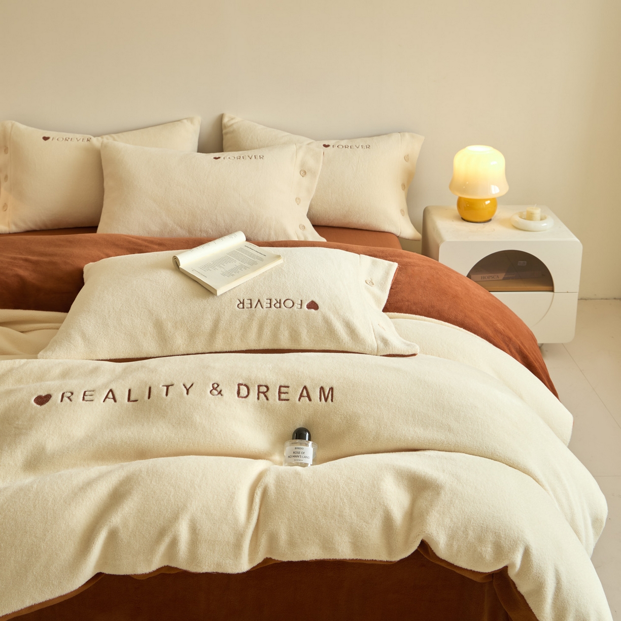 91家纺网 家纺一手货源 找家纺 吾诺家居 2025新款刺绣款羊驼绒云朵系列四件套 浅米黄-唐茶