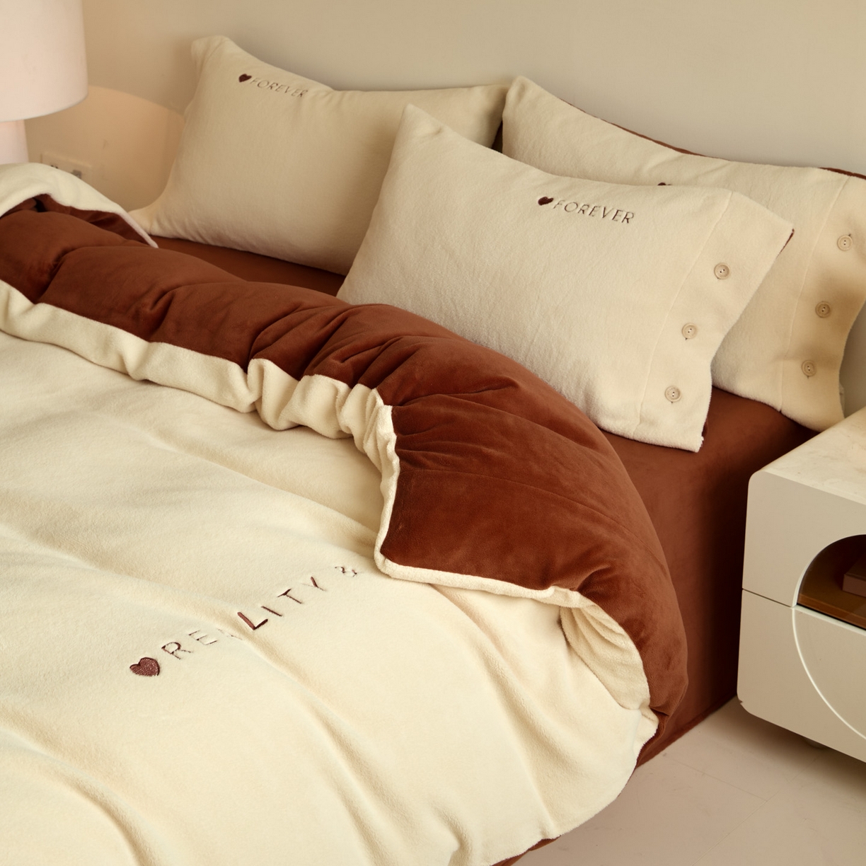 91家纺网 家纺一手货源 找家纺 吾诺家居 2025新款刺绣款羊驼绒云朵系列四件套 浅米黄-唐茶