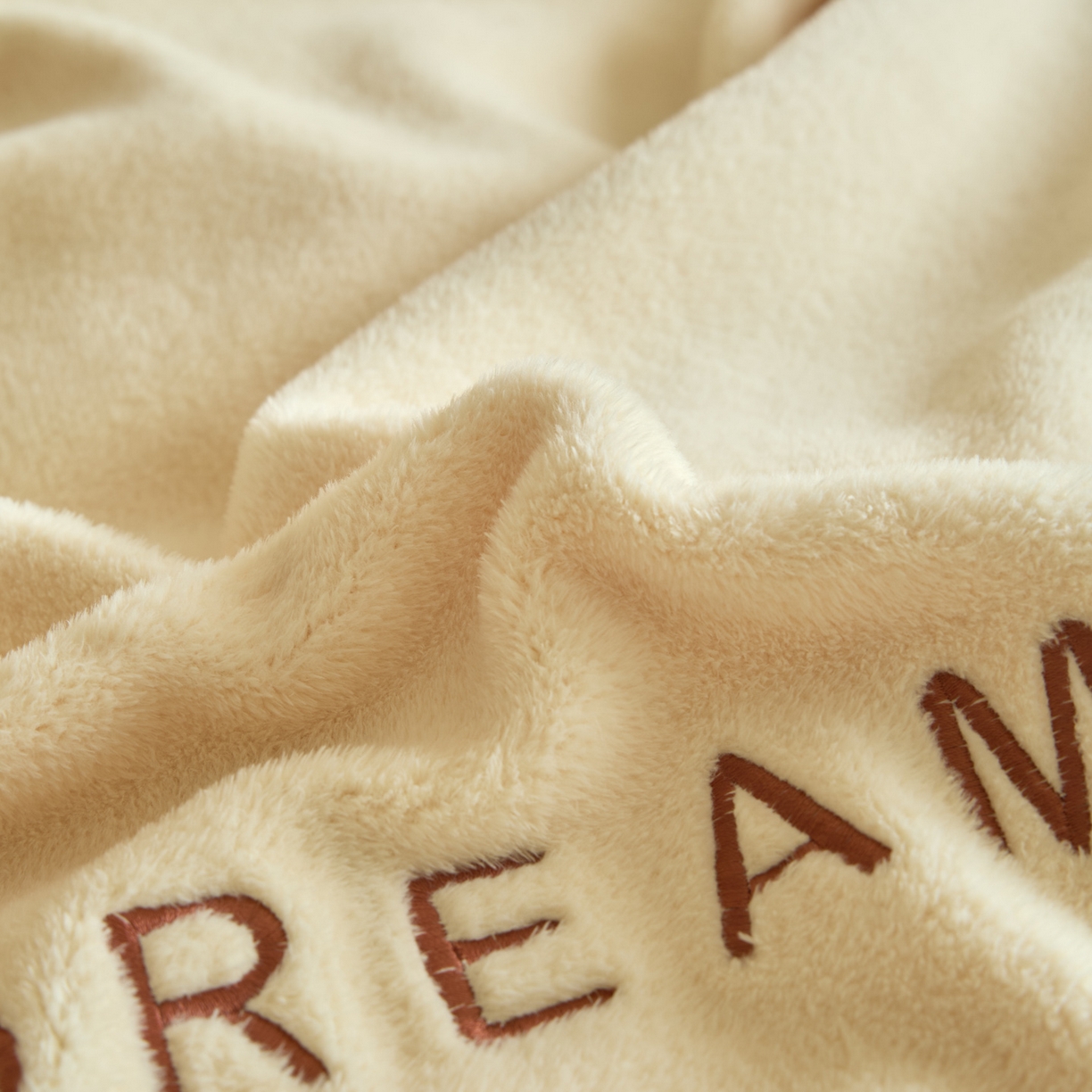 91家纺网 家纺一手货源 找家纺 吾诺家居 2025新款刺绣款羊驼绒云朵系列四件套 浅米黄-唐茶