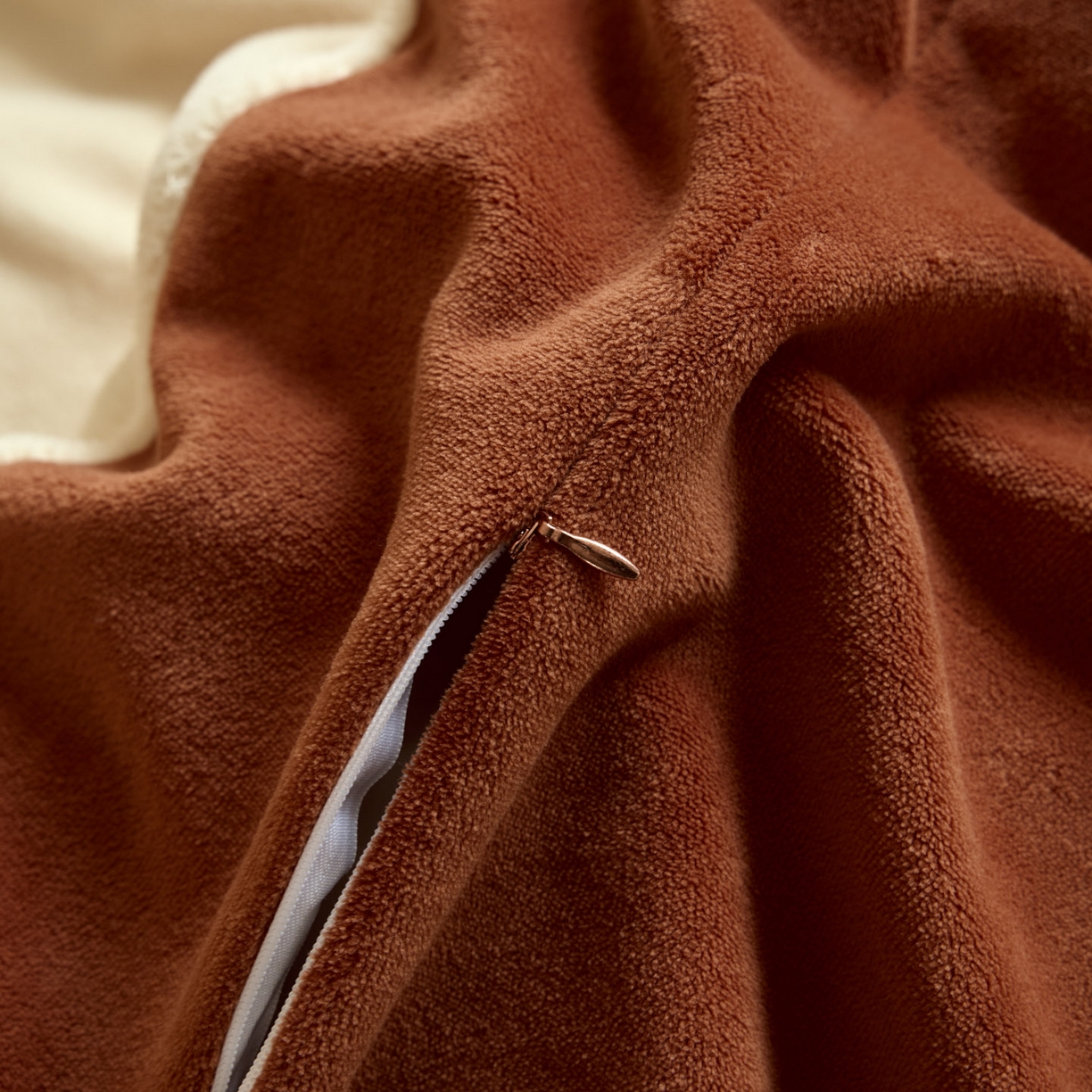 91家纺网 家纺一手货源 找家纺 吾诺家居 2025新款刺绣款羊驼绒云朵系列四件套 浅米黄-唐茶