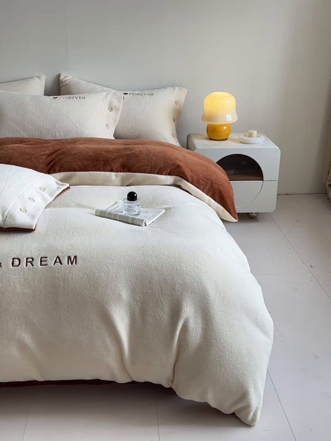 91家纺网 家纺一手货源 找家纺 吾诺家居 2025新款刺绣款羊驼绒云朵系列四件套 浅米黄-唐茶