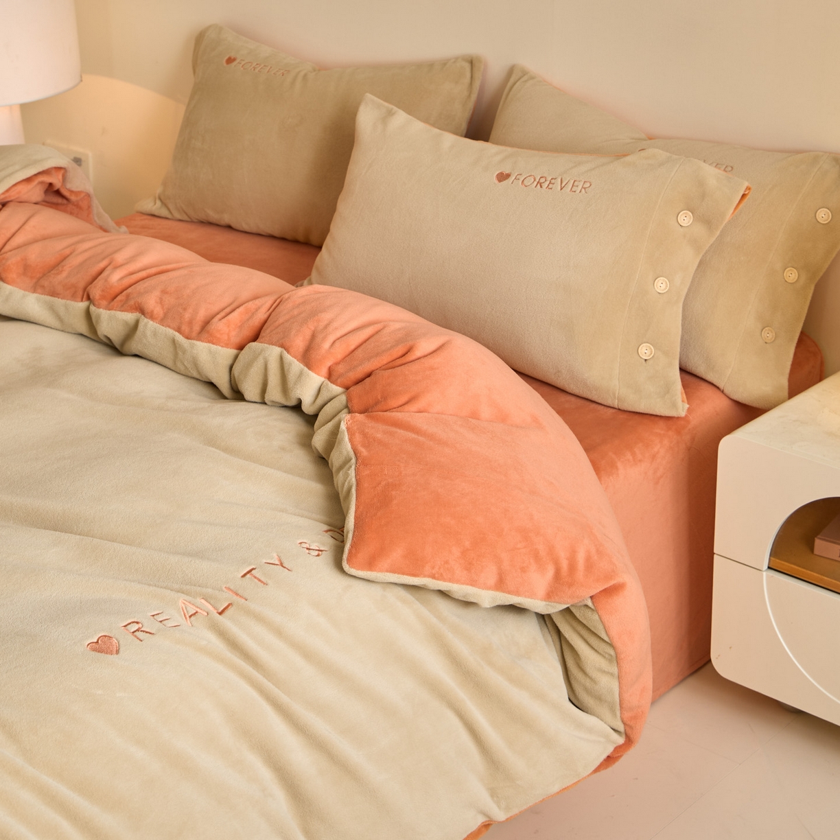 91家纺网 家纺一手货源 找家纺 吾诺家居 2025新款刺绣款羊驼绒云朵系列四件套 浅驼-亮桔