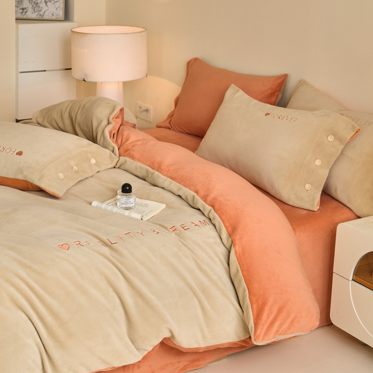 91家纺网 家纺一手货源 找家纺 吾诺家居 2025新款刺绣款羊驼绒云朵系列四件套 浅驼-亮桔