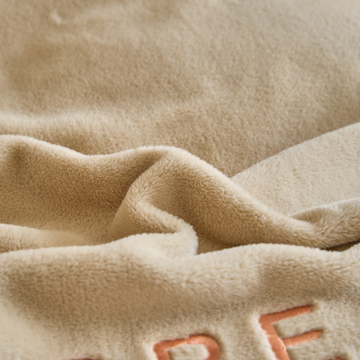 91家纺网 家纺一手货源 找家纺 吾诺家居 2025新款刺绣款羊驼绒云朵系列四件套 浅驼-亮桔