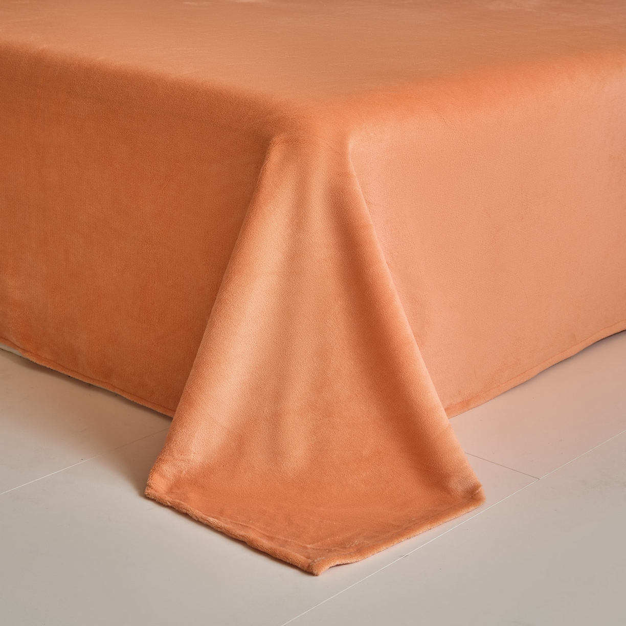 91家纺网 家纺一手货源 找家纺 吾诺家居 2025新款刺绣款羊驼绒云朵系列四件套 浅驼-亮桔