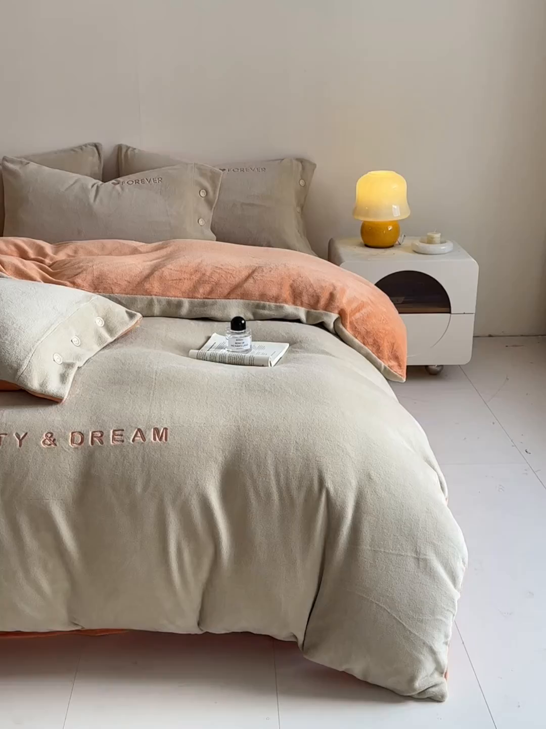 91家纺网 家纺一手货源 找家纺 吾诺家居 2025新款刺绣款羊驼绒云朵系列四件套 浅驼-亮桔