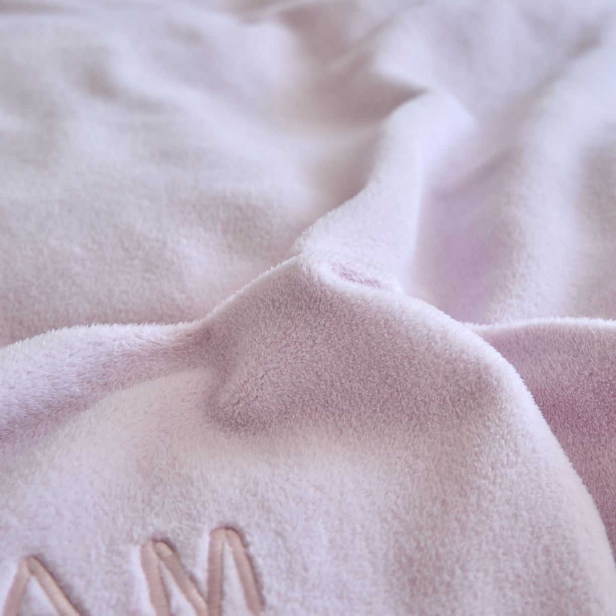 91家纺网 家纺一手货源 找家纺 吾诺家居 2025新款刺绣款羊驼绒云朵系列四件套 浅紫-浅粉