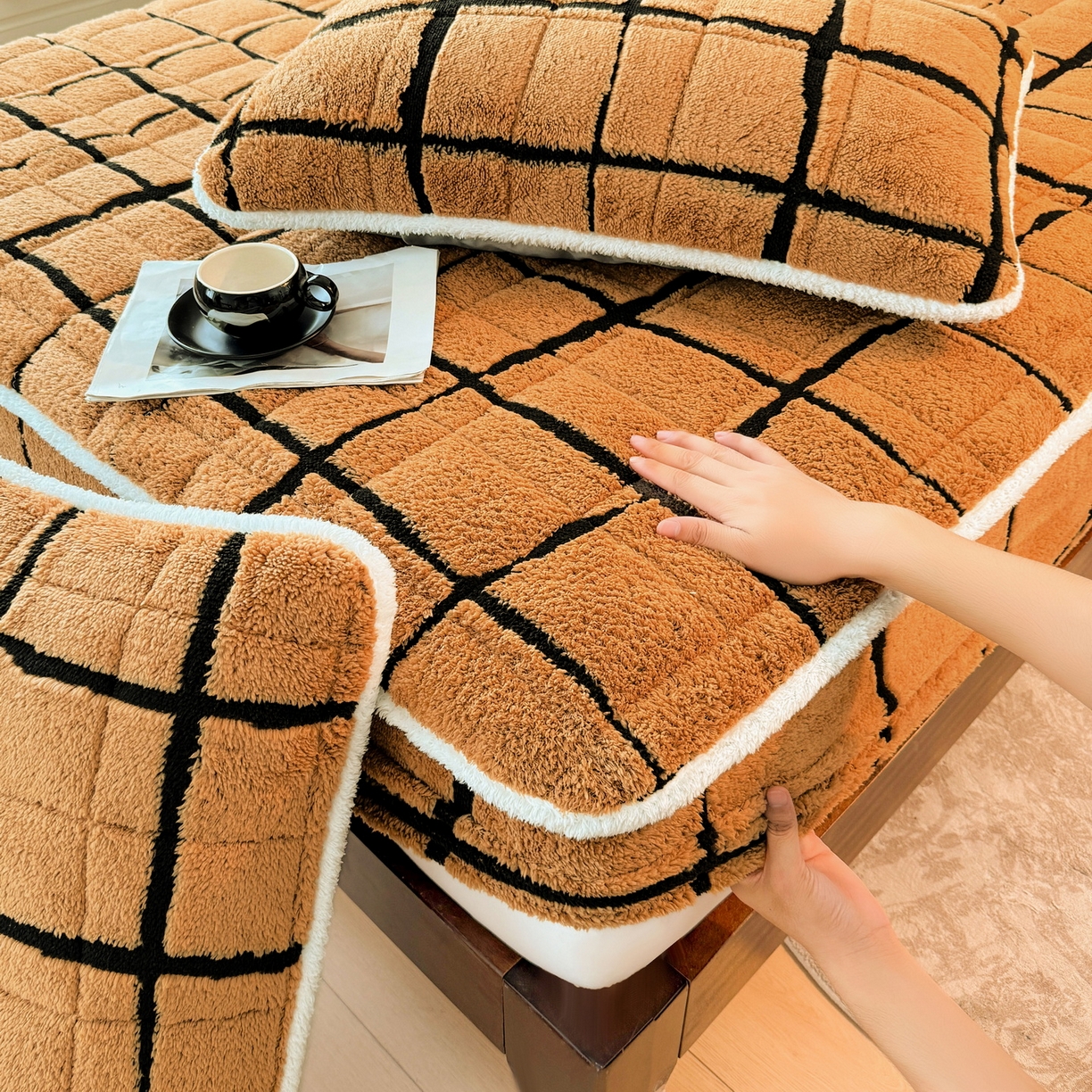 91家纺网 家纺一手货源 找家纺 LIFE.丽芙 2025秋冬新款色纱提花舒棉绒加厚夹棉单床笠款床垫子保护套保暖床罩子三件套 格调-黄棕