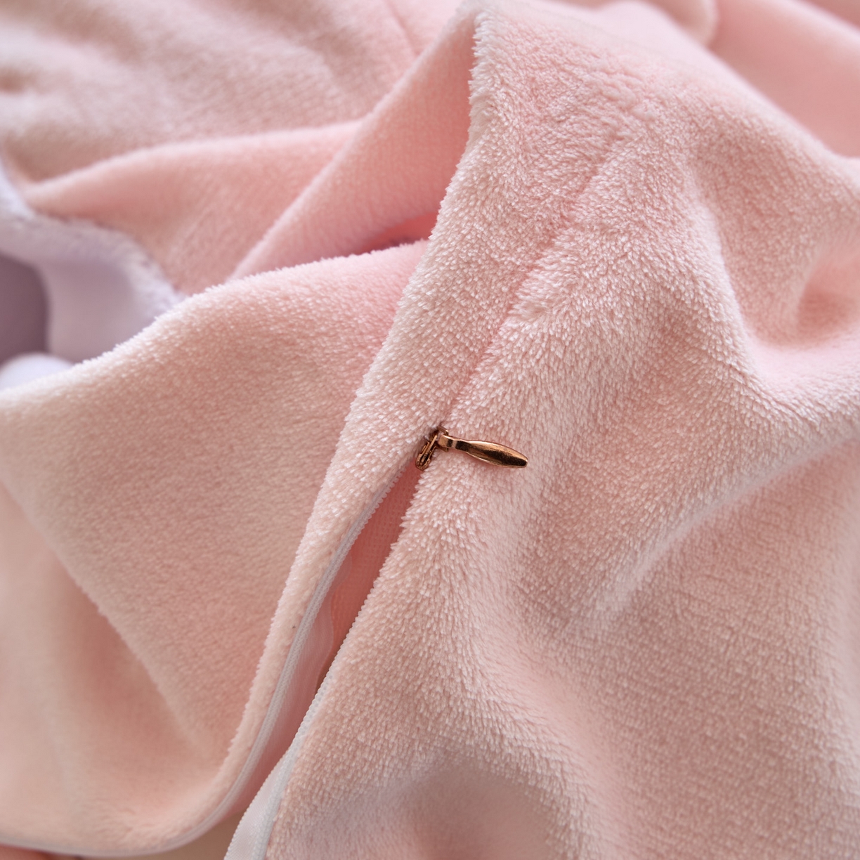 91家纺网 家纺一手货源 找家纺 吾诺家居 2025新款刺绣款羊驼绒云朵系列四件套 浅紫-浅粉