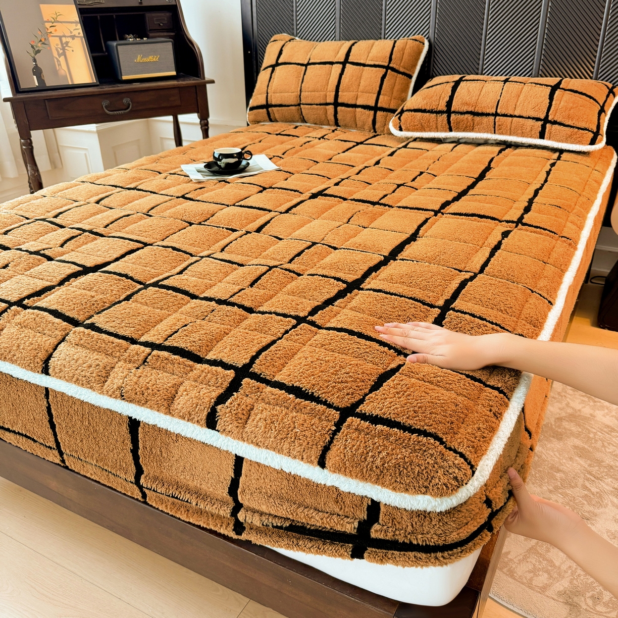 91家纺网 家纺一手货源 找家纺 LIFE.丽芙 2025秋冬新款色纱提花舒棉绒加厚夹棉单床笠款床垫子保护套保暖床罩子三件套 格调-黄棕