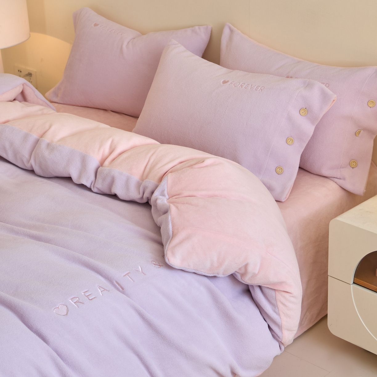 91家纺网 家纺一手货源 找家纺 吾诺家居 2025新款刺绣款羊驼绒云朵系列四件套 浅紫-浅粉