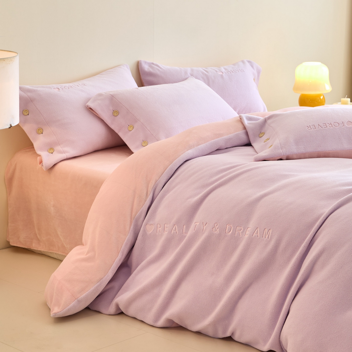 91家纺网 家纺一手货源 找家纺 吾诺家居 2025新款刺绣款羊驼绒云朵系列四件套 浅紫-浅粉