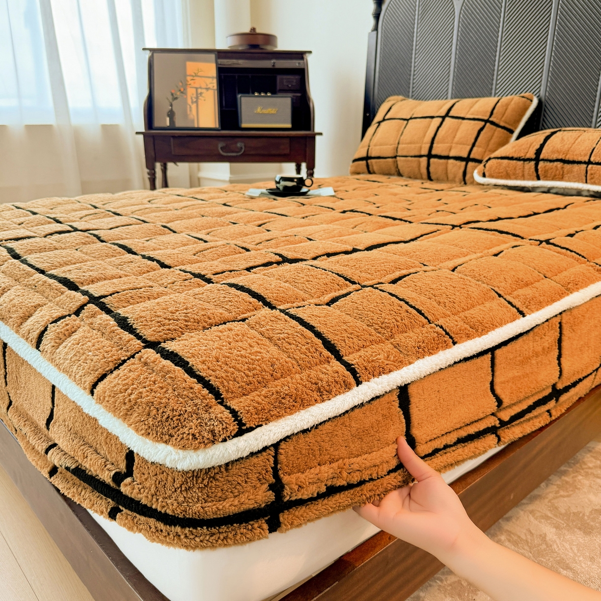 91家纺网 家纺一手货源 找家纺 LIFE.丽芙 2025秋冬新款色纱提花舒棉绒加厚夹棉单床笠款床垫子保护套保暖床罩子三件套 格调-黄棕