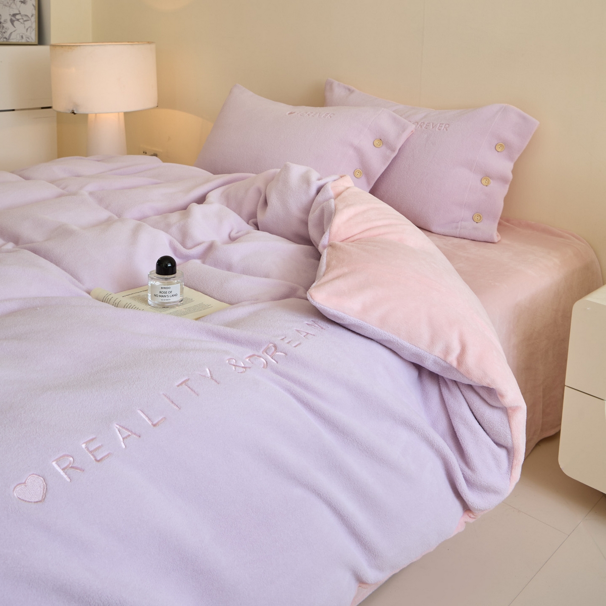 91家纺网 家纺一手货源 找家纺 吾诺家居 2025新款刺绣款羊驼绒云朵系列四件套 浅紫-浅粉