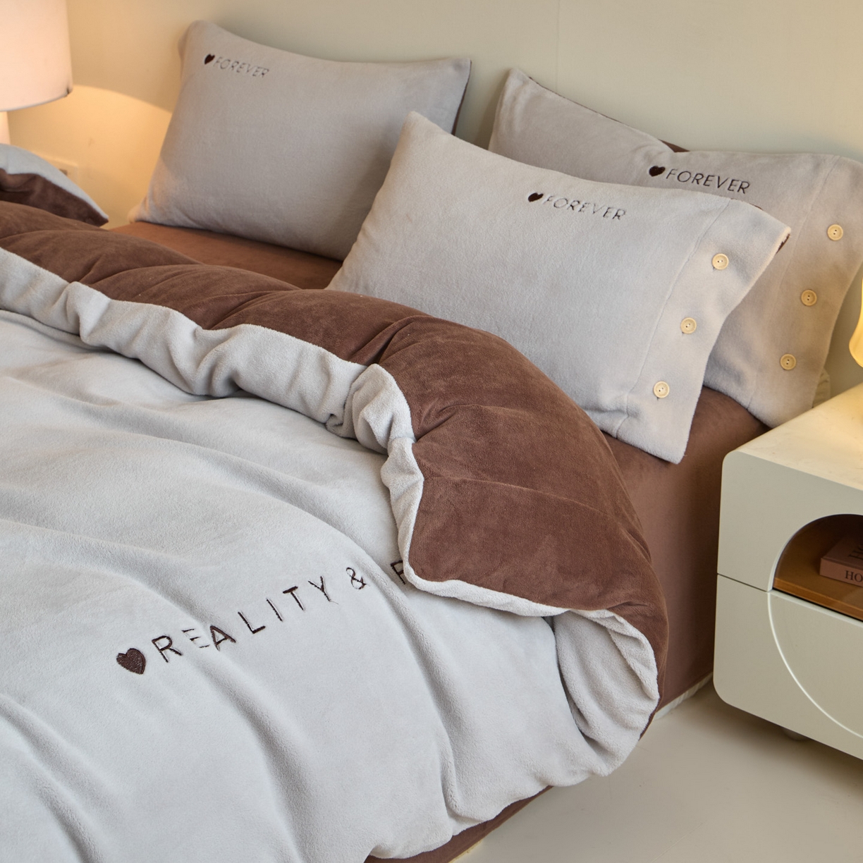 91家纺网 家纺一手货源 找家纺 吾诺家居 2025新款刺绣款羊驼绒云朵系列四件套 银灰-可可棕